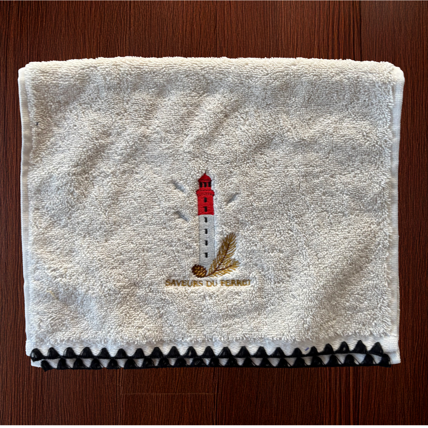 SERVIETTE invité brodée SAVEURS DU FERRET